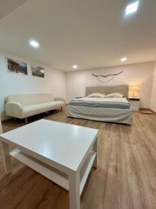 En eller flere senge i et værelse på Atlas Apartments 2