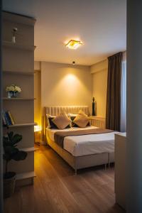 een slaapkamer met een bed in een kamer bij Harmony North Two Bedroom in Boekarest