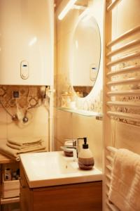 パラードシャシュヴァールにあるLélekZug Mátraの洗面台と鏡のあるバスルーム +17枚の写真