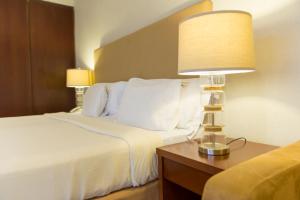 Ένα ή περισσότερα κρεβάτια σε δωμάτιο στο Al Qurum Resort