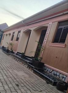 ein Gebäude mit Topfpflanzen an der Seite in der Unterkunft OnlineGuest House Katete in Mbarara
