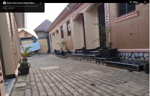 einen Innenhof mit Topfpflanzen neben einem Gebäude in der Unterkunft OnlineGuest House Katete in Mbarara