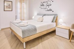 Postel nebo postele na pokoji v ubytování Lollo House Borgo Opifici