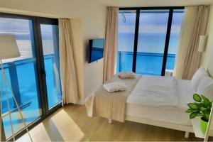 Postel nebo postele na pokoji v ubytování orbi city apartments