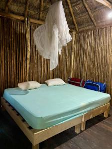 Postel nebo postele na pokoji v ubytování Nirvana Maya