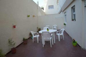 ein weißer Tisch und Stühle auf einer Terrasse in der Unterkunft Lucaya in Miramar