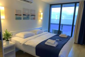 Postel nebo postele na pokoji v ubytování orbi city apartments + 15 fotografií