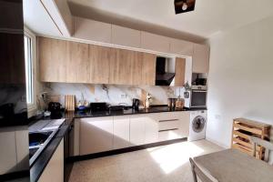 Η κουζίνα ή μικρή κουζίνα στο Confort appartement à côté de stade tanger