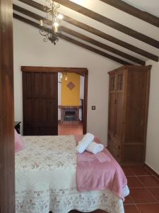 Giường trong phòng chung tại Casa Cuesta Gato +18 ảnh