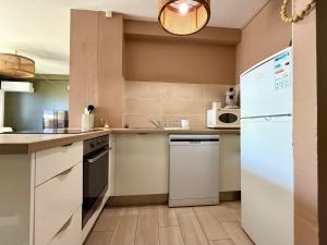 Kuchyň nebo kuchyňský kout v ubytování La Rosée Verte - Ville, Plage, Clim et Parking