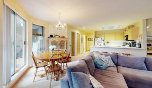 uma sala de estar com um sofá e uma mesa em 31 GlenEagle em Whistler