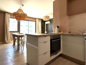 Kuchyň nebo kuchyňský kout v ubytování La Rosée Verte - Ville, Plage, Clim et Parking