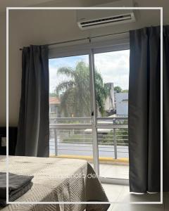 una camera da letto con finestra con vista su un balcone di El Rinconcito del Centro a Concepción del Uruguay