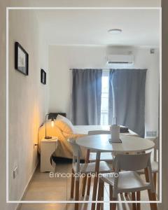 un tavolo e sedie in una camera con un letto di El Rinconcito del Centro a Concepción del Uruguay