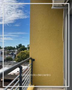 un muro giallo su un edificio con un balcone di El Rinconcito del Centro a Concepción del Uruguay Altre 5 foto