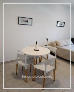 un tavolo bianco con sedie in una camera con un letto di El Rinconcito del Centro a Concepción del Uruguay