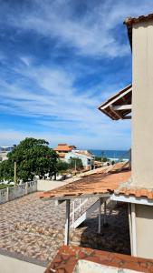 a roof of a building with a view of the ocean at Casa com piscina Perto Da Praia Em FIGUEIRA in Arraial do Cabo