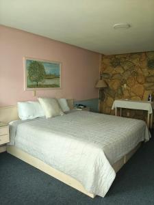 En eller flere senge i et værelse på Hotel Cuellar