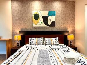 Postel nebo postele na pokoji v ubytování Goldcrest Lahore