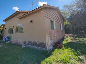 a small house in a yard with a grass field at La Maguada in Tanti