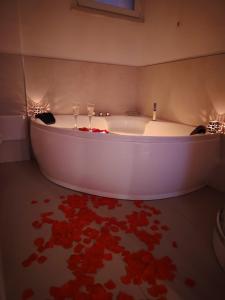 una vasca da bagno con due bicchieri di vino in un bagno di La Maison di Luca a Verona Altre 22 foto