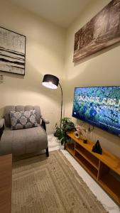 ein Wohnzimmer mit einem Sofa und einem großen Aquarium in der Unterkunft شقه فندقيه غرفة نوم وغرفة معيشه in Al Kharj + 3 Fotos