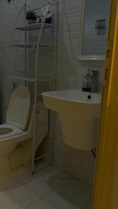 ein Badezimmer mit Waschbecken und Toilette in der Unterkunft شقه فندقيه غرفة نوم وغرفة معيشه in Al Kharj