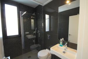 Kúpeľňa v ubytovaní Villa La Marina + 26 fotografií