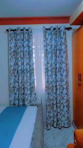 En eller flere senge i et værelse på Kevin's Homes