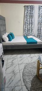 En eller flere senge i et værelse på Kevin's Homes