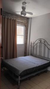 una camera da letto con un letto e una finestra di Pousada a São Vicente