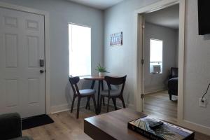 - un salon avec une table, des chaises et une porte dans l'établissement The Belmont at PWC, à Hot Springs 5 autres photos