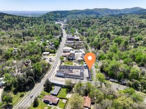 une vue aérienne d'une ville avec un point orange dessus dans l'établissement The Belmont at PWC, à Hot Springs