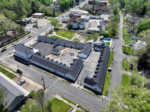 een bovengronds uitzicht op een gebouw met een trein bij The Belmont at PWC in Hot Springs