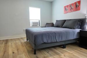 ein Schlafzimmer mit einem Bett und einem Fenster in der Unterkunft The Belmont at PWC in Hot Springs