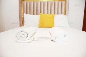 En eller flere senge i et værelse på Siloam Apartments - BriSta Stays + 12 billeder