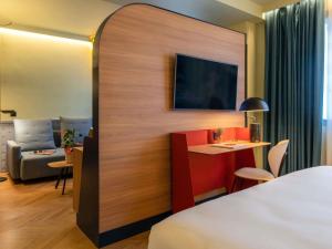 マドリードにあるIbis Styles Madrid City Las Ventasのベッドと机があるホテルの部屋 +124枚の写真