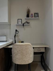 拉合尔Goldcrest Lahore的桌子前的桌子和椅子