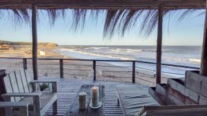 vistas a una playa con mesa y sillas en El Dorado, en Mar del Plata