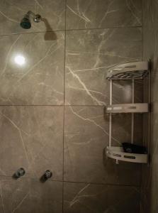 una ducha con cabezal de ducha en un baño en El Dorado, en Mar del Plata