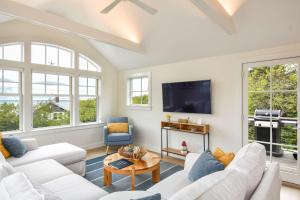 d'un salon avec des meubles blancs et des fenêtres. dans l'établissement Gorgeous Architectural Home w Water Views, à Eastham