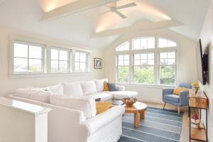 - un salon avec un canapé blanc et des fenêtres dans l'établissement Gorgeous Architectural Home w Water Views, à Eastham
