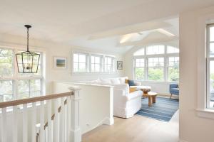 - un salon avec un canapé blanc et des fenêtres dans l'établissement Gorgeous Architectural Home w Water Views, à Eastham 33 autres photos