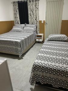 Giường trong phòng chung tại Pousada e Cachoeira Paraiso