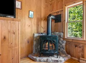 TV/trung tâm giải trí tại Eden Village Motel and Cottages