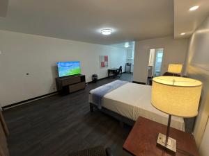 a hospital room with a bed and a flat screen tv at Florentine Motel And Studio in Bell