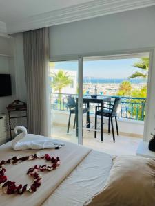 ein Schlafzimmer mit Bett und Meerblick in der Unterkunft Paradiso in Sidi Bou Saïd + 36 Fotos