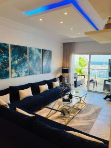 ein Wohnzimmer mit einer Couch und einem Glastisch in der Unterkunft Paradiso in Sidi Bou Saïd