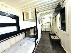 Habitación con 2 literas en un remolque en Hostal Bon Hábitat, en Yopal