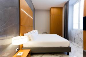 een hotelkamer met een bed en een badkamer bij Foresteria La Vista in Cremona